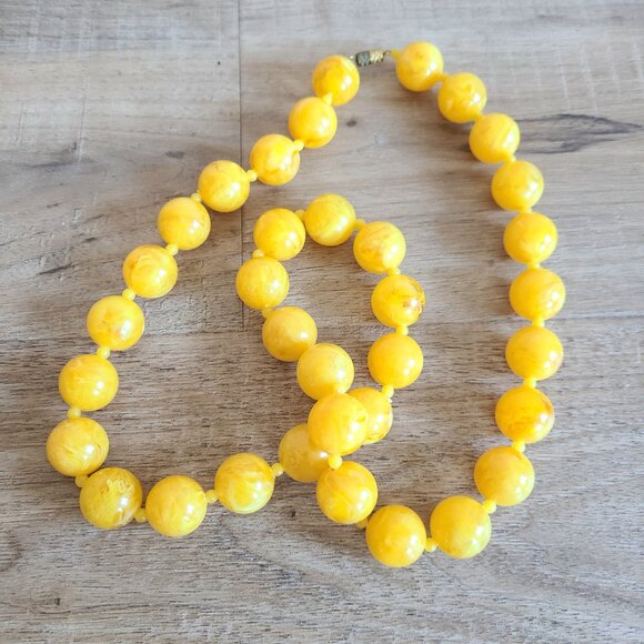 Vintage yellow round plastic Czech(?) beads necklace. Retro jewelry. - Picture 7 of 9
